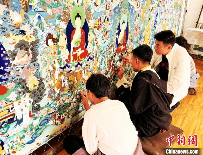 青海唐卡藝術(shù)小鎮(zhèn)：“勞模畫師”師帶徒，文化扶貧富一方