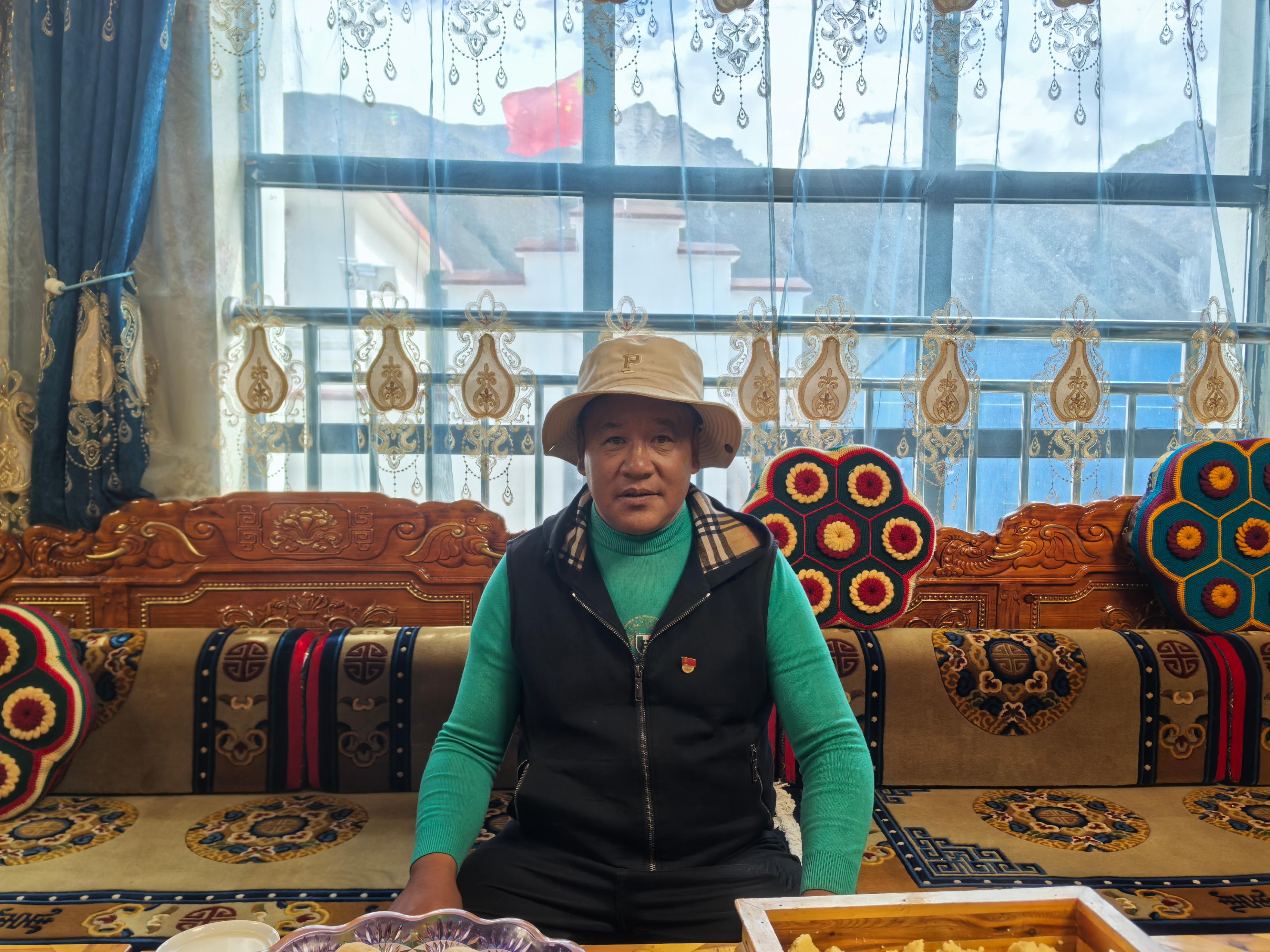 斯定咔村村民在自家客廳。 人民網(wǎng)記者 黃玉琦攝