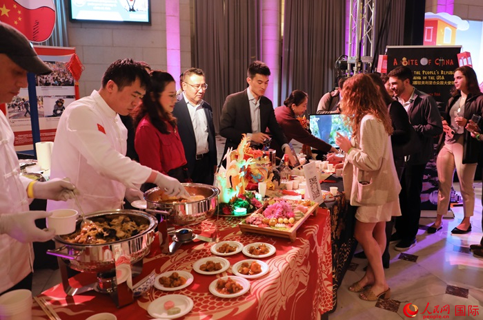 使館工作人員詳細(xì)為現(xiàn)場美食家和來賓講解菜品色香味特點、原料特色、烹制手法及其中蘊(yùn)含的中華美食文化。人民網(wǎng)記者 李志偉攝