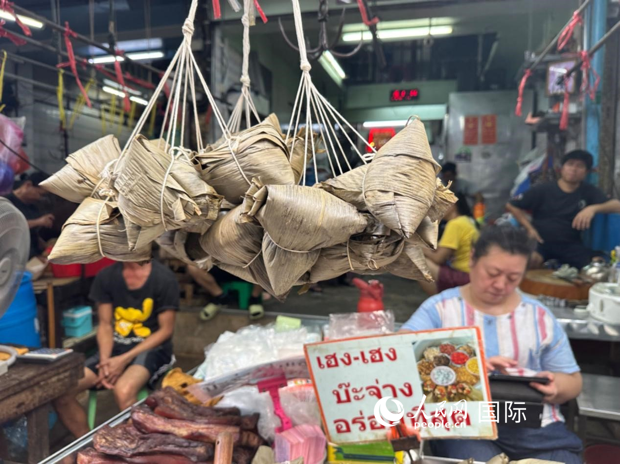 唐人街店鋪售賣的粽子。人民網(wǎng)記者 簡承淵攝
