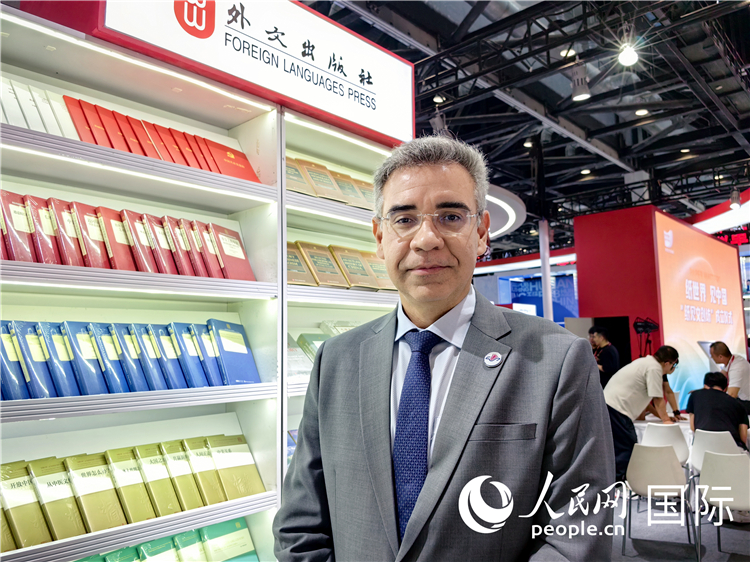 巴西東進(jìn)出版社社長(zhǎng)高文勇接受人民網(wǎng)專訪。人民網(wǎng)記者 符園園攝