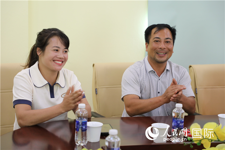 越南沙巴市黃連寄宿制民族小學老師阮氏秋姮、阮文享。人民網記者簡承淵攝