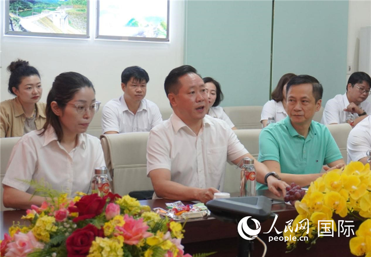 越中電力公司董事長李志雄（前排左二）介紹越南電力情況。葛沙莎攝
