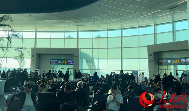 仁川機(jī)場(chǎng)等待登機(jī)的旅客。人民網(wǎng) 李帆攝