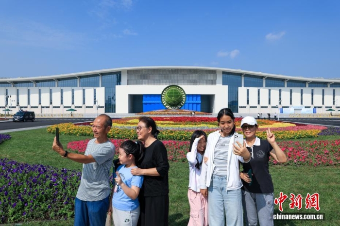 8月31日，天津，市民在2025年上海合作組織峰會(huì)主會(huì)場(chǎng)外自拍。當(dāng)日，2025年上海合作組織峰會(huì)在天津舉行。<a target='_blank' href='/'><p  align=