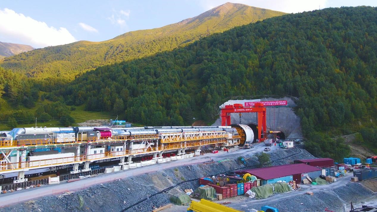 “高加索號”單護(hù)盾硬巖掘進(jìn)機(jī)（TBM）。中鐵隧道局格魯吉亞KK公路隧道項(xiàng)目部供圖