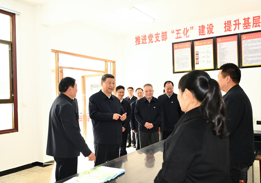 2024年3月18日至21日，中共中央總書記、國家主席、中央軍委主席習(xí)近平在湖南考察。這是19日下午，習(xí)近平在常德市鼎城區(qū)謝家鋪鎮(zhèn)港中坪村黨群服務(wù)中心了解當?shù)貫榛鶎訙p負、提升基層治理效能等情況。新華社記者 燕雁 攝