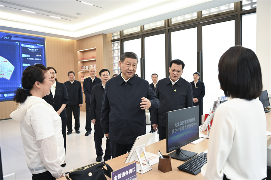 2024年4月22日至24日，中共中央總書記、國家主席、中央軍委主席習(xí)近平在重慶考察。這是22日下午，習(xí)近平在九龍坡區(qū)謝家灣街道民主村社區(qū)考察。新華社記者 謝環(huán)馳 攝