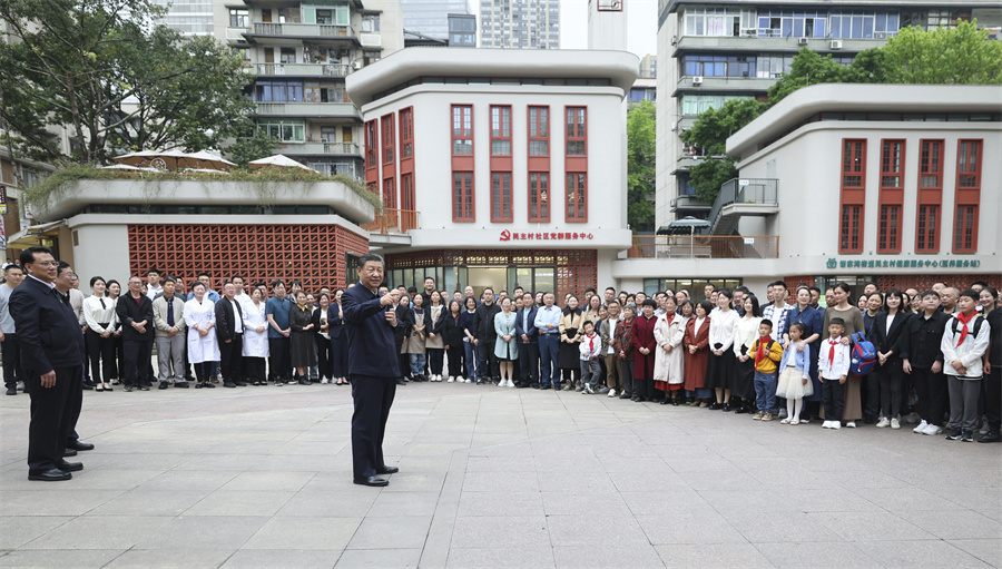 2024年4月22日至24日，中共中央總書記、國家主席、中央軍委主席習(xí)近平在重慶考察。這是22日下午，習(xí)近平在九龍坡區(qū)謝家灣街道民主村社區(qū)考察時，同社區(qū)居民親切交流。新華社記者 鞠鵬 攝