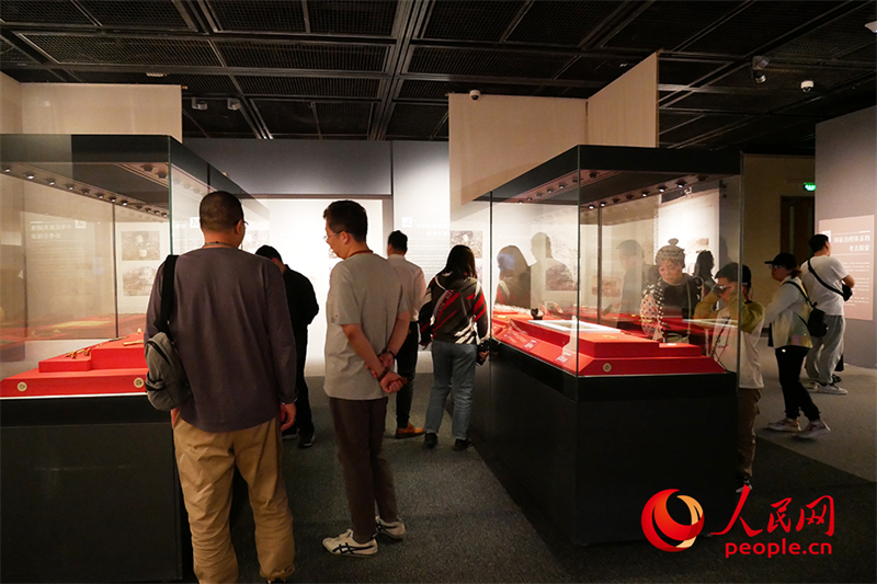 “五一”假期，游客在首都博物館參觀展覽。人民網(wǎng)記者 韋衍行攝