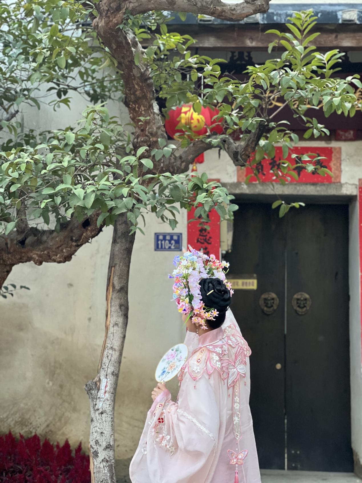 福建泉州，頭戴簪花的游客正拍照留念。人民網(wǎng) 歐陽易佳攝