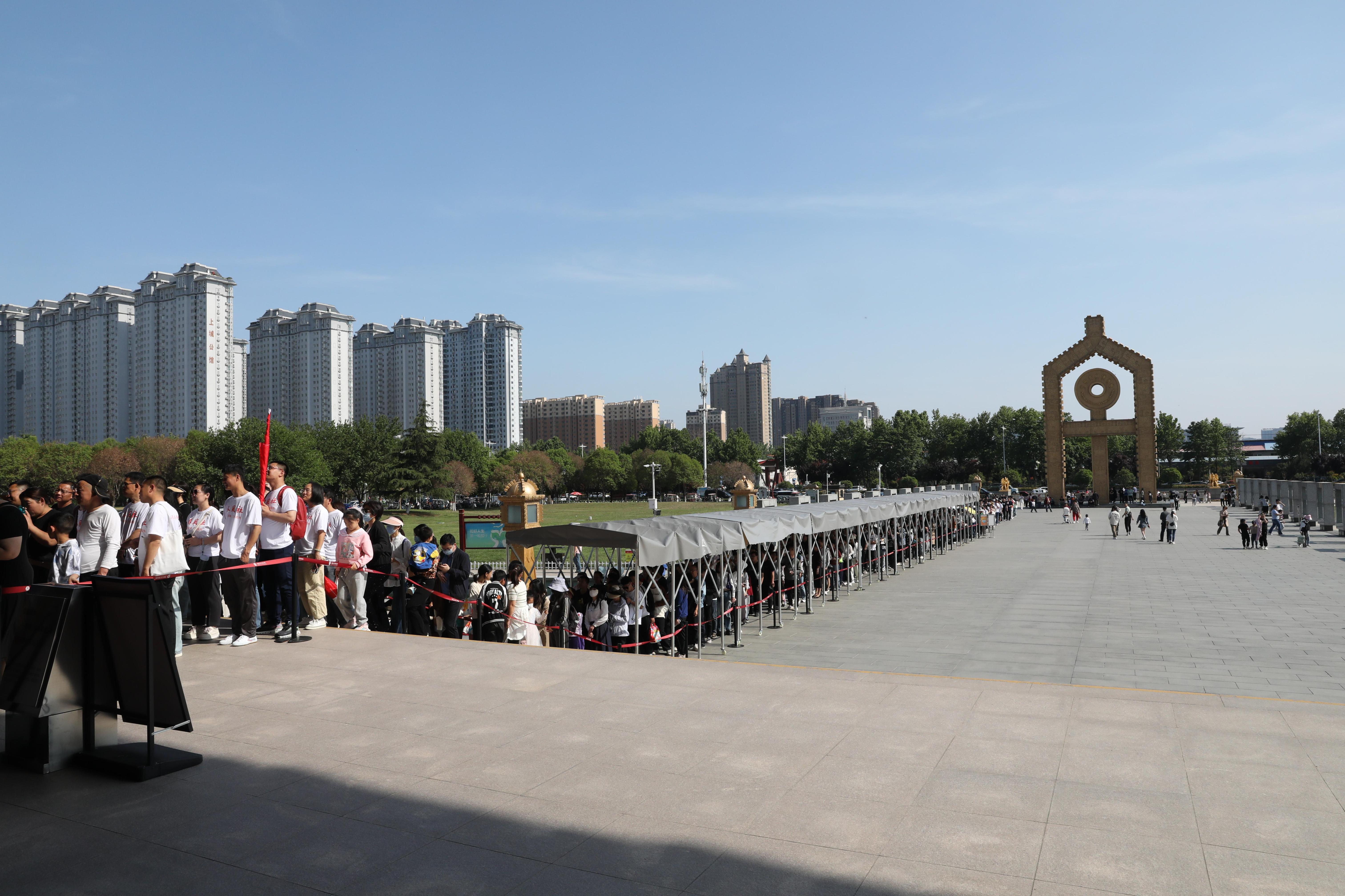 “五一”期間，中國文字博物館外游客有序排隊。中國文字博物館供圖