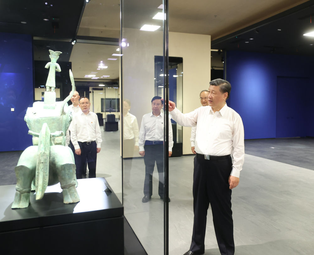 2023年7月26日，習(xí)近平總書(shū)記在四川省德陽(yáng)市考察了三星堆博物館，了解當(dāng)?shù)貧v史文化遺址發(fā)掘研究、文物保護(hù)修復(fù)等情況。