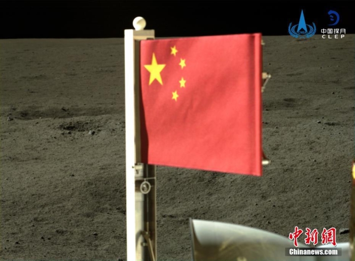6月4日，中國國家航天局公布了嫦娥六號探測器在月球背面的五星紅旗展示影像。鮮艷的五星紅旗再次閃耀月球，這也是中國首次在月球背面獨立動態(tài)展示國旗。<a target='_blank' href='/'><p  align=