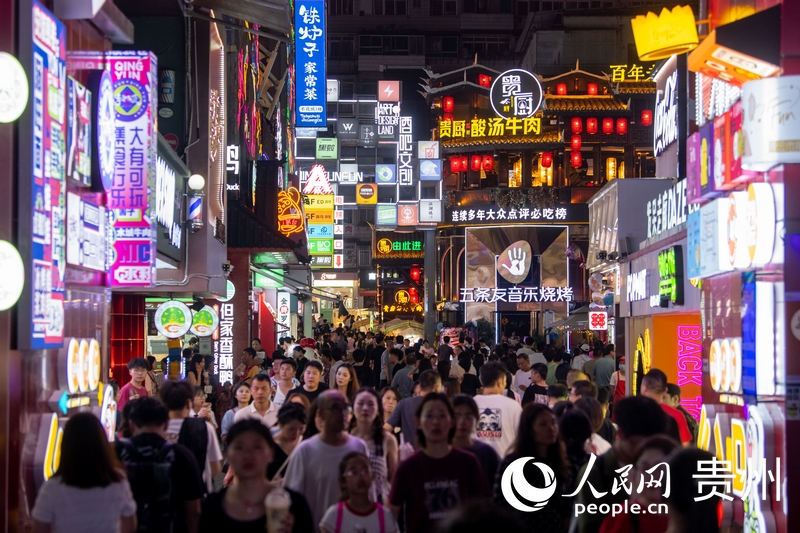6月21日，貴陽，青云市集內游人如織。人民網(wǎng)記者 翁奇羽攝