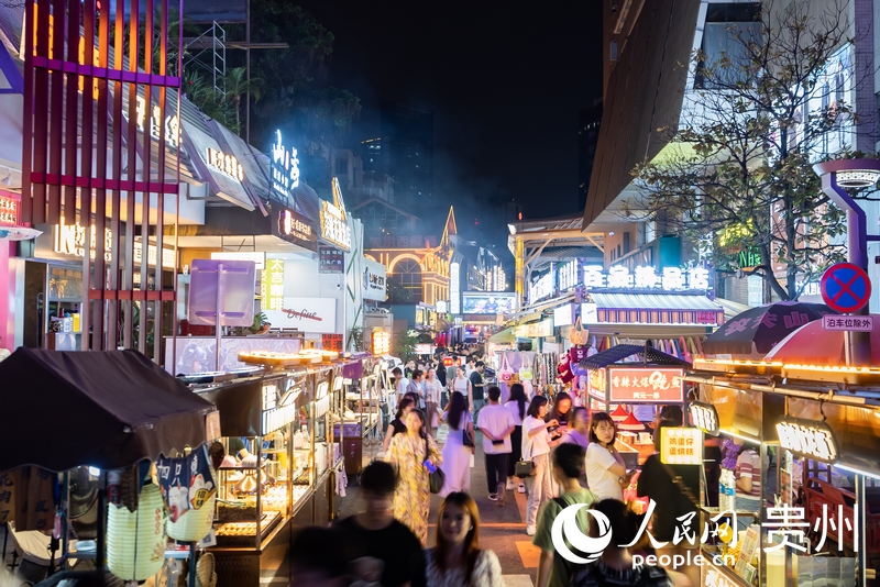 6月21日，夜幕下人頭攢動的貴陽市太平路街區(qū)。人民網(wǎng)記者 涂敏攝