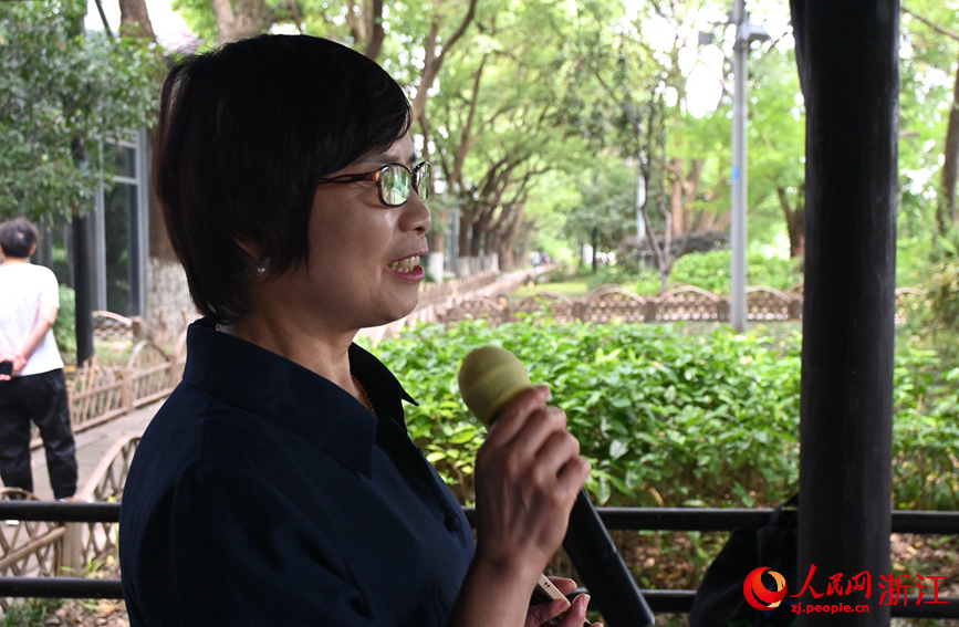 面向運河，任國萍放聲歌唱。人民網(wǎng)記者 張麗瑋