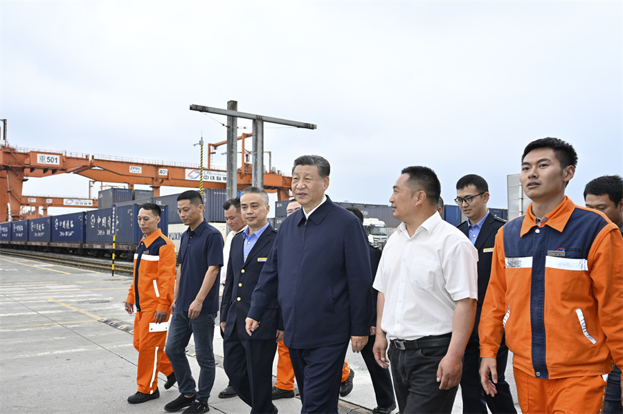2024年4月22日至24日，中共中央總書記、國家主席、中央軍委主席習(xí)近平在重慶考察。這是22日下午，習(xí)近平在重慶國際物流樞紐園區(qū)重慶鐵路集裝箱中心站，同貨車司機(jī)、列車司機(jī)、裝卸工人、場站管理人員等親切交流。新華社記者 岳月偉 攝