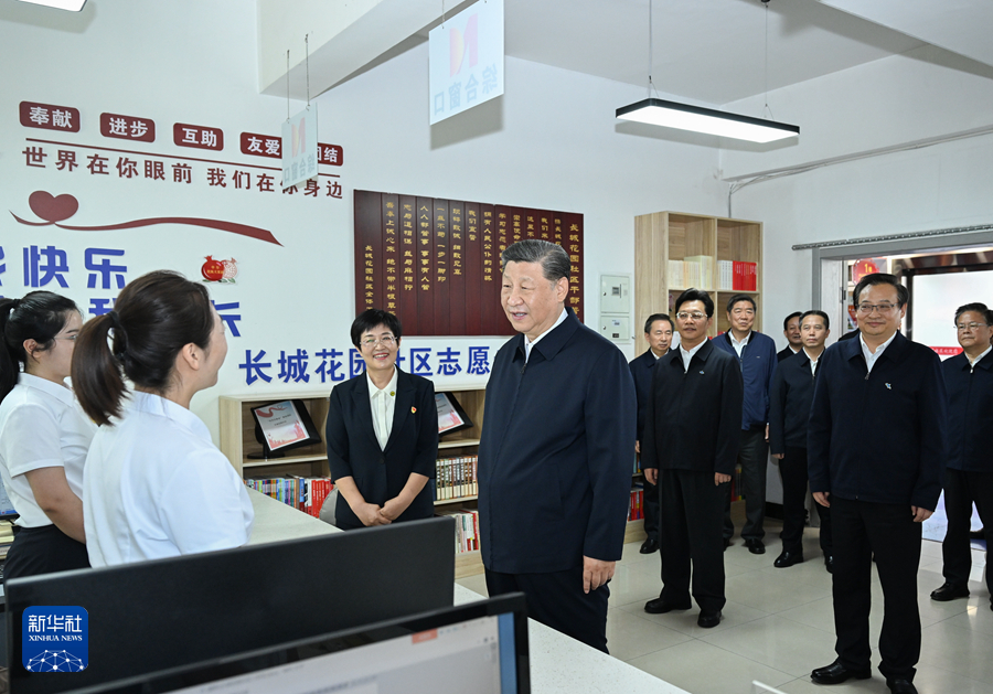2024年6月19日下午，習(xí)近平在寧夏銀川市金鳳區(qū)長城花園社區(qū)黨群服務(wù)中心便民服務(wù)廳了解社區(qū)開展便民惠民服務(wù)等情況。新華社記者 謝環(huán)馳 攝