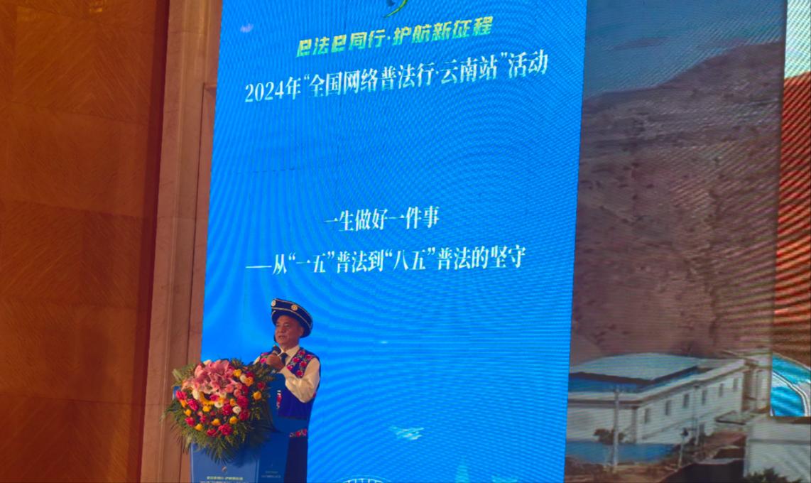李學(xué)平分享普法的故事。人民網(wǎng)記者 孝金波攝