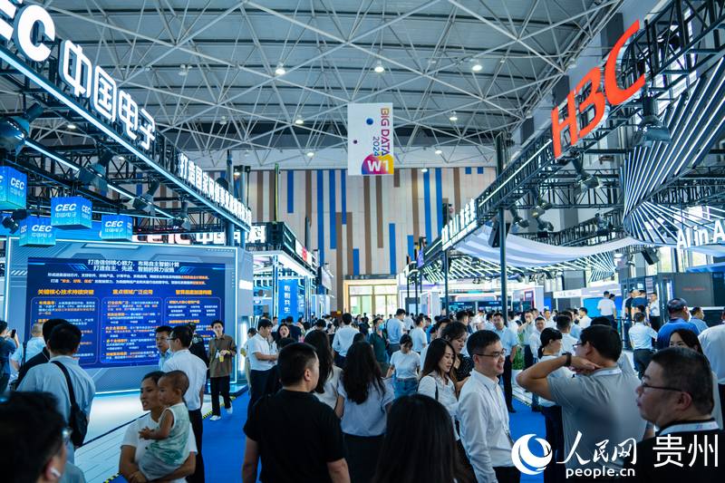 3、2024數(shù)博會共吸引400余家展商參展。人民網(wǎng) 陽茜攝.jpg