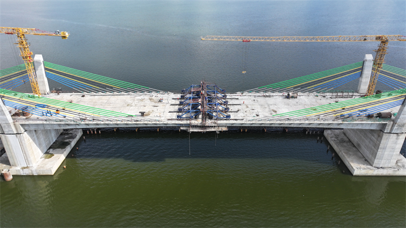 圖為馬古富力大橋合龍現(xiàn)場(chǎng)。中土東非公司供圖
