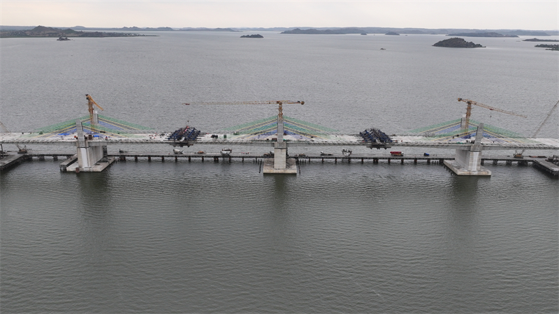 圖為馬古富力大橋合龍現(xiàn)場(chǎng)。中土東非公司供圖