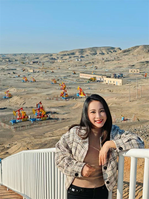 中泰文化推廣達(dá)人張愛(ài)玲參觀(guān)克拉瑪依百里油區(qū)。受訪(fǎng)者供圖