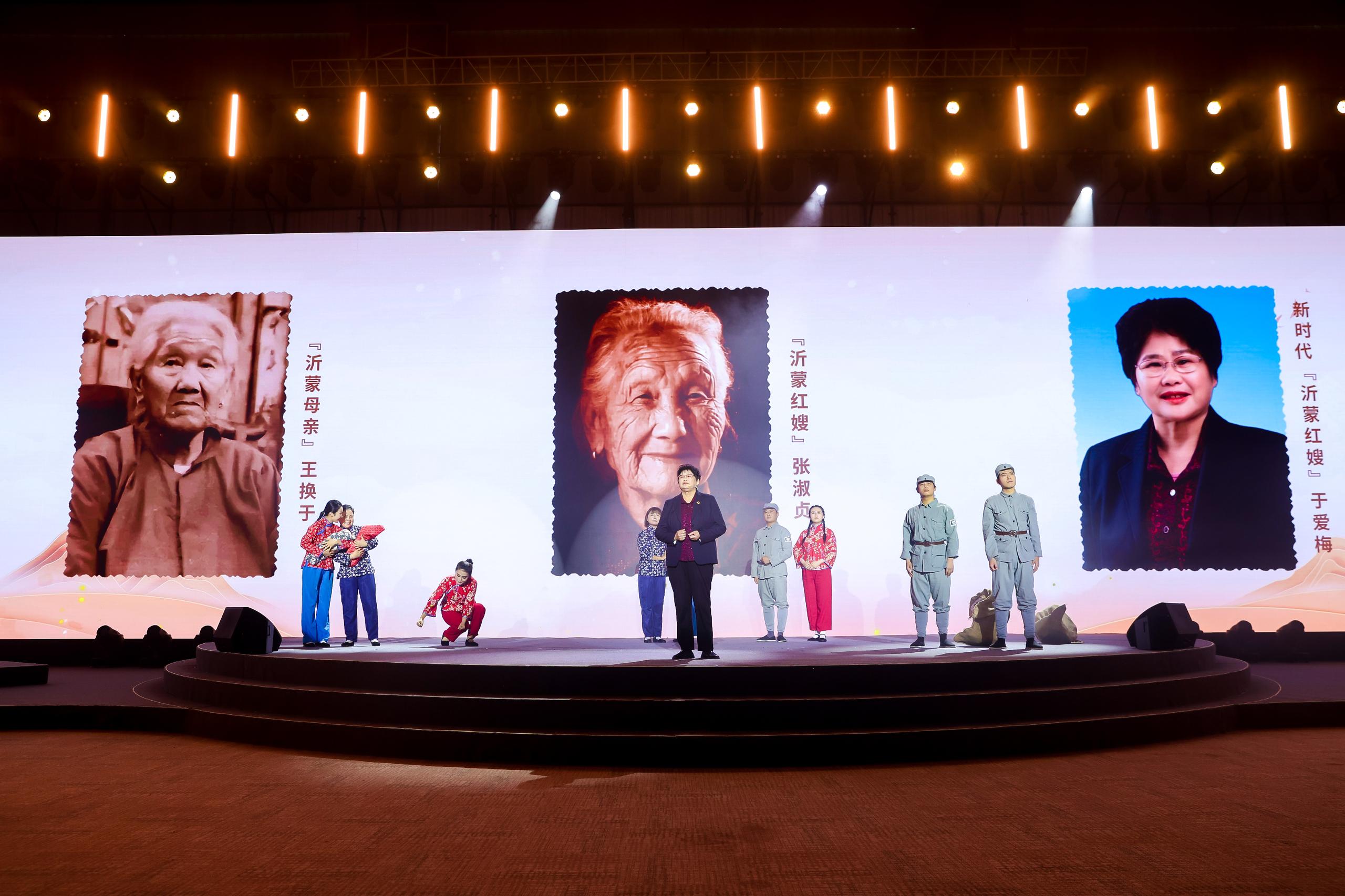 “何以中國·弦歌不輟”網(wǎng)絡(luò)主題活動(dòng)現(xiàn)場，于愛梅講述“沂蒙紅嫂”的故事。人民視頻供圖。
