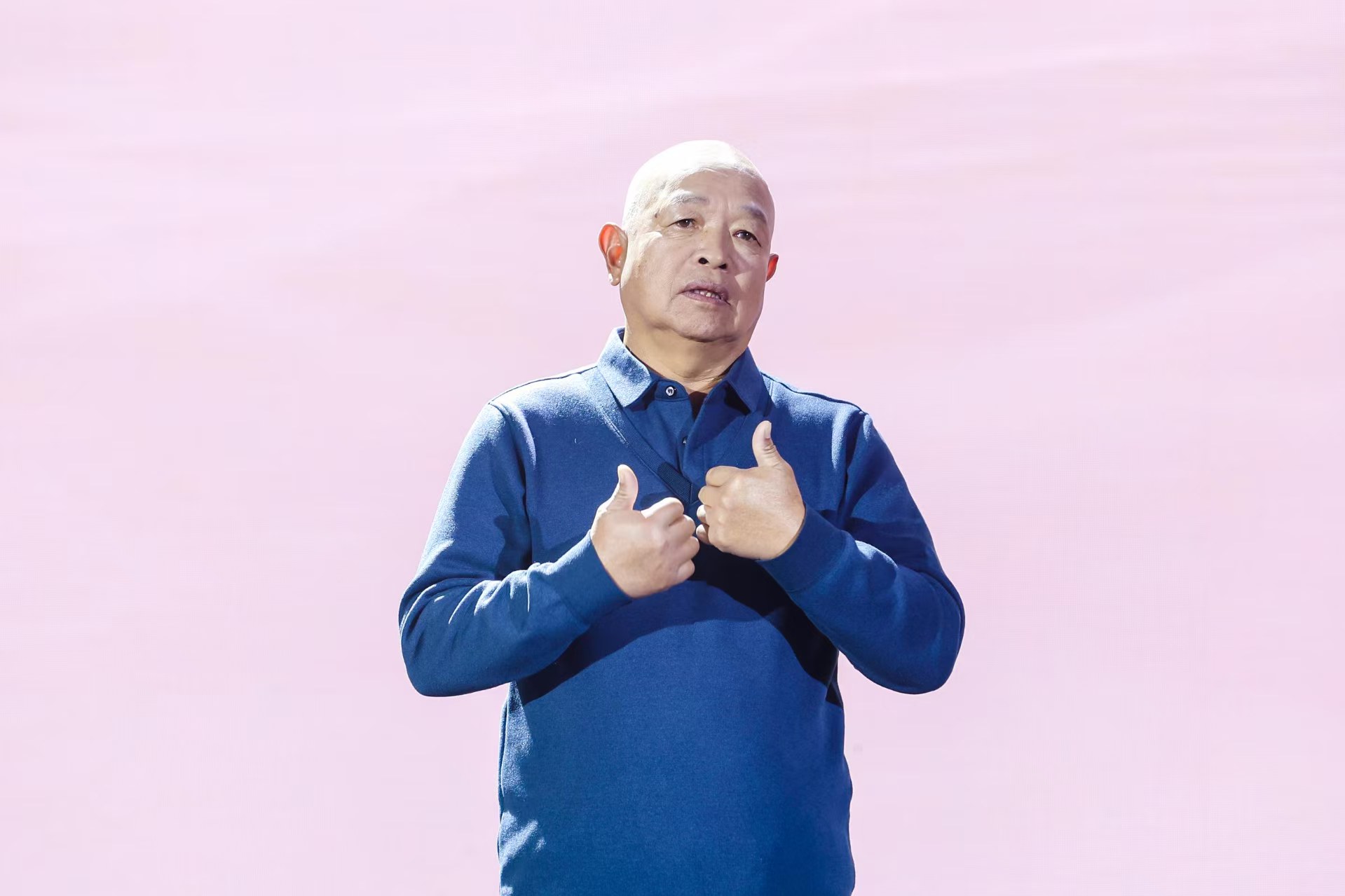 “山東好人”、煙臺(tái)市無聲洗車場(chǎng)經(jīng)理柳興濤。人民視頻供圖。