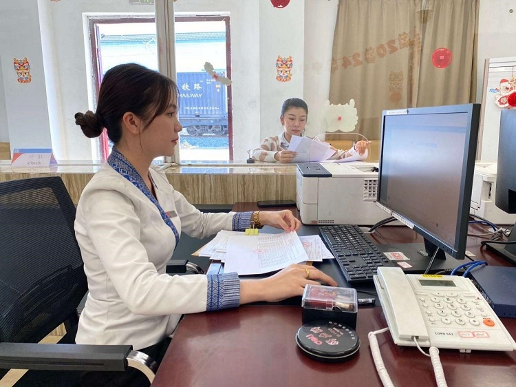 春節(jié)期間，中老鐵路員工堅守崗位，保障鐵路運行安全、暢通。李加勇攝