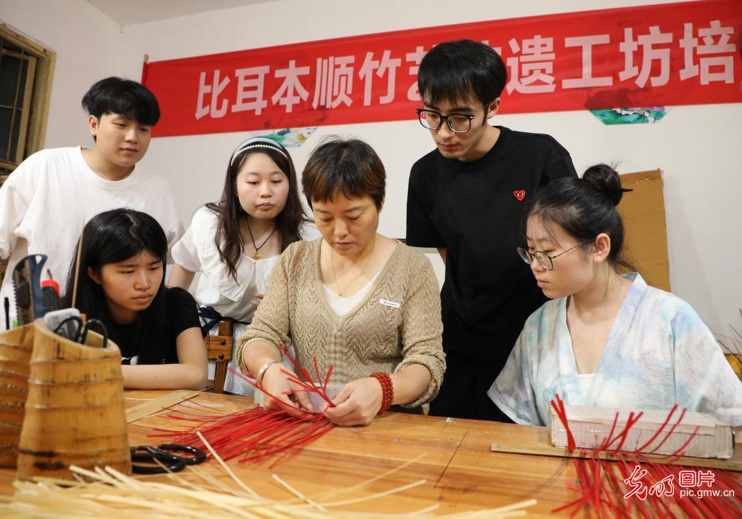 直播助農(nóng)、健康義診、扮靚街巷……青年學(xué)子暑期返鄉(xiāng)服務(wù)桑梓