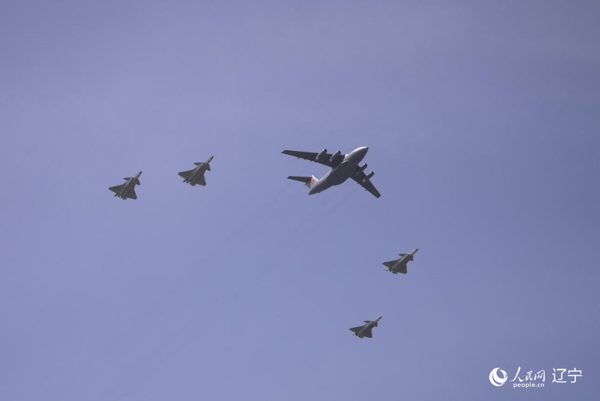 執(zhí)行第十二批在韓中國人民志愿軍烈士遺骸轉(zhuǎn)運(yùn)任務(wù)的運(yùn)-20進(jìn)入中國領(lǐng)空后，首次采用“五機(jī)編隊(duì)”的方式，由4架殲-20伴飛護(hù)航，與往年相比護(hù)航規(guī)格更高。人民網(wǎng)記者 邱宇哲攝