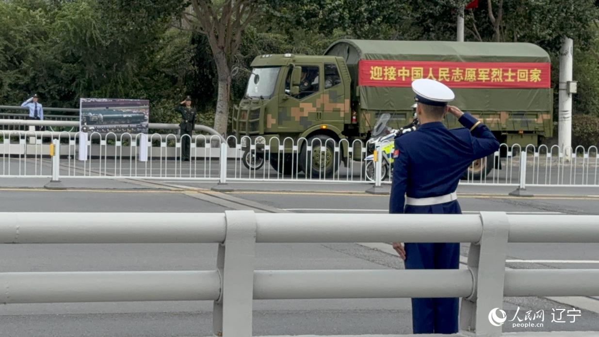 沈陽市渾河橋東側(cè)，擺放著東風(fēng)—5C導(dǎo)彈的受閱照片。人民網(wǎng)記者 湯龍攝