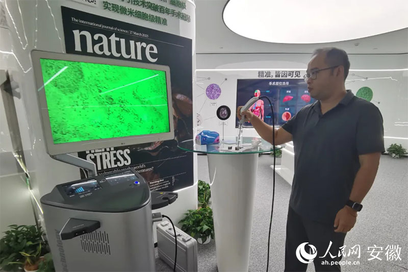 陳廷嘉演示“安刀”使用方法。人民網(wǎng)記者 胡雨松攝