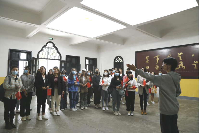 2021年5月20日，在喜迎中國共產(chǎn)黨建黨100周年之際，我校開展了少數(shù)民族學生“學黨史、感恩黨、跟黨走”紅色研學活動。