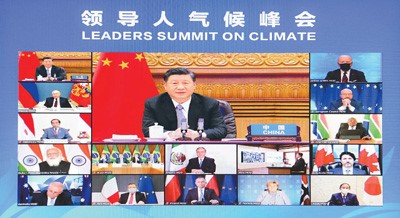2021年4月22日晚，應(yīng)美國總統(tǒng)拜登邀請，國家主席習(xí)近平在北京以視頻方式出席領(lǐng)導(dǎo)人氣候峰會，并發(fā)表題為《共同構(gòu)建人與自然生命共同體》的重要講話。新華社記者 李 響攝