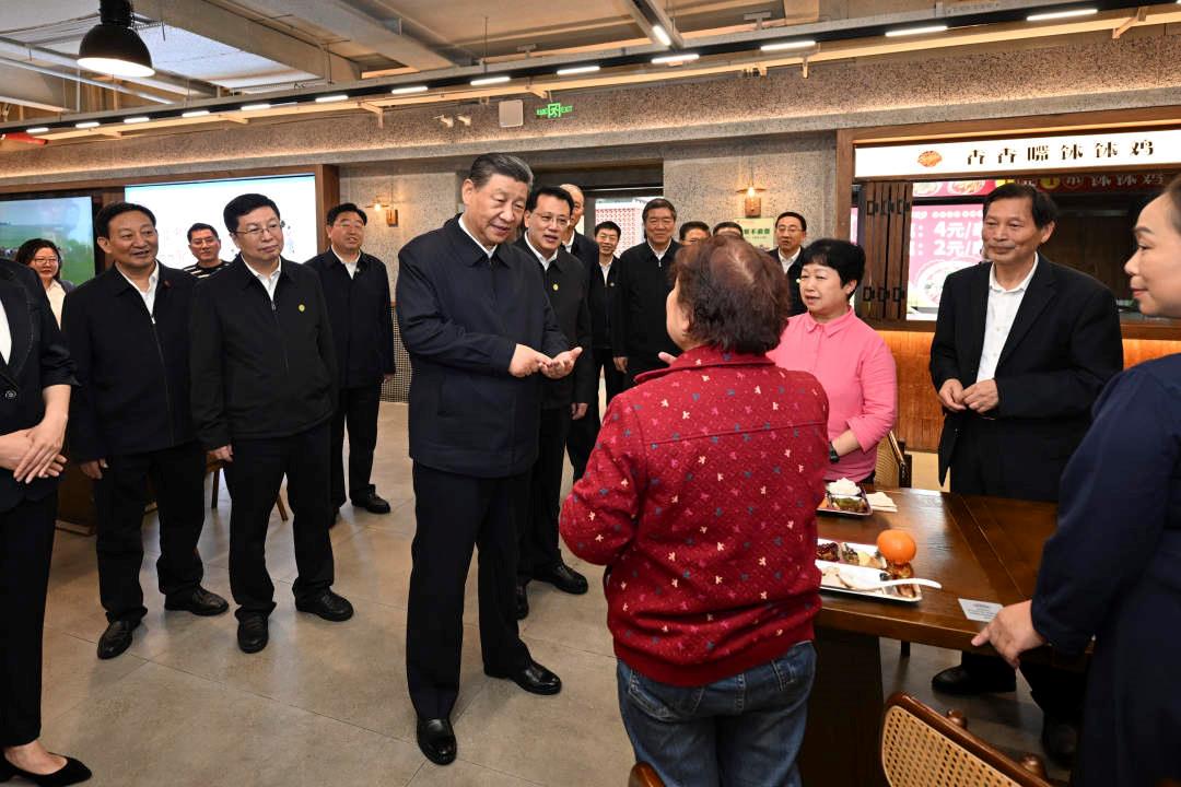 △2024年4月22日，習(xí)近平總書記來(lái)到重慶九龍坡區(qū)謝家灣街道民主村社區(qū)考察。
