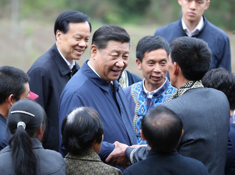2019年4月15日至17日，中共中央總書記、國家主席、中央軍委主席習(xí)近平在重慶考察，并主持召開解決“兩不愁三保障”突出問題座談會。這是4月15日下午，習(xí)近平在石柱土家族自治縣中益鄉(xiāng)華溪村同村民親切交流。新華社記者 丁海濤 攝