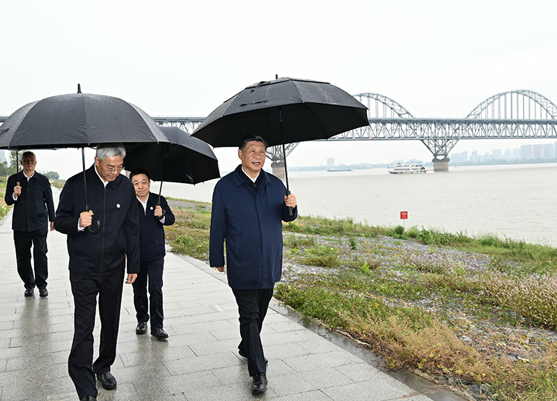 2023年10月10日至13日，中共中央總書記、國家主席、中央軍委主席習(xí)近平在江西考察。這是10日下午，習(xí)近平在長江國家文化公園九江城區(qū)段考察時(shí)，冒雨沿江堤步行察看沿岸風(fēng)貌。新華社記者 謝環(huán)馳 攝