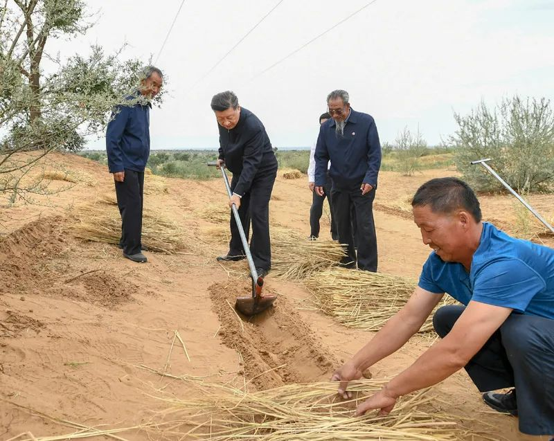 2019年8月21日，習(xí)近平來(lái)到甘肅省武威市古浪縣八步沙林場(chǎng)，實(shí)地察看當(dāng)?shù)刂紊吃炝?、生態(tài)保護(hù)等情況。新華社記者 謝環(huán)馳 攝