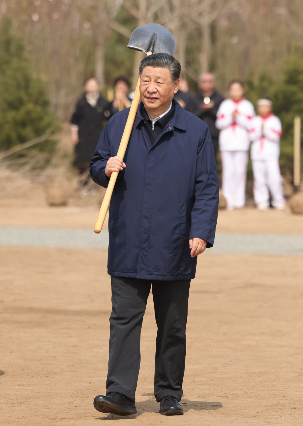 2024年4月3日，黨和國家領(lǐng)導(dǎo)人習(xí)近平、李強、趙樂際、王滬寧、蔡奇、丁薛祥、李希、韓正等來到北京市通州區(qū)潞城鎮(zhèn)參加首都義務(wù)植樹活動。這是習(xí)近平扛起鐵鍬走向植樹地點。新華社記者 龐興雷 攝