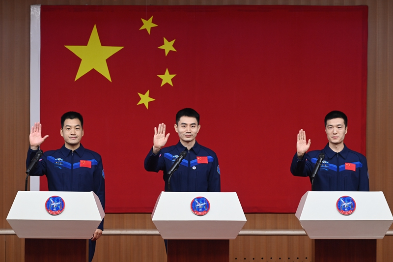 2024年月24日，神舟十八號(hào)載人飛行任務(wù)航天員葉光富（中）、李聰（右）、李廣蘇在酒泉衛(wèi)星發(fā)射中心問天閣與媒體記者集體見面。