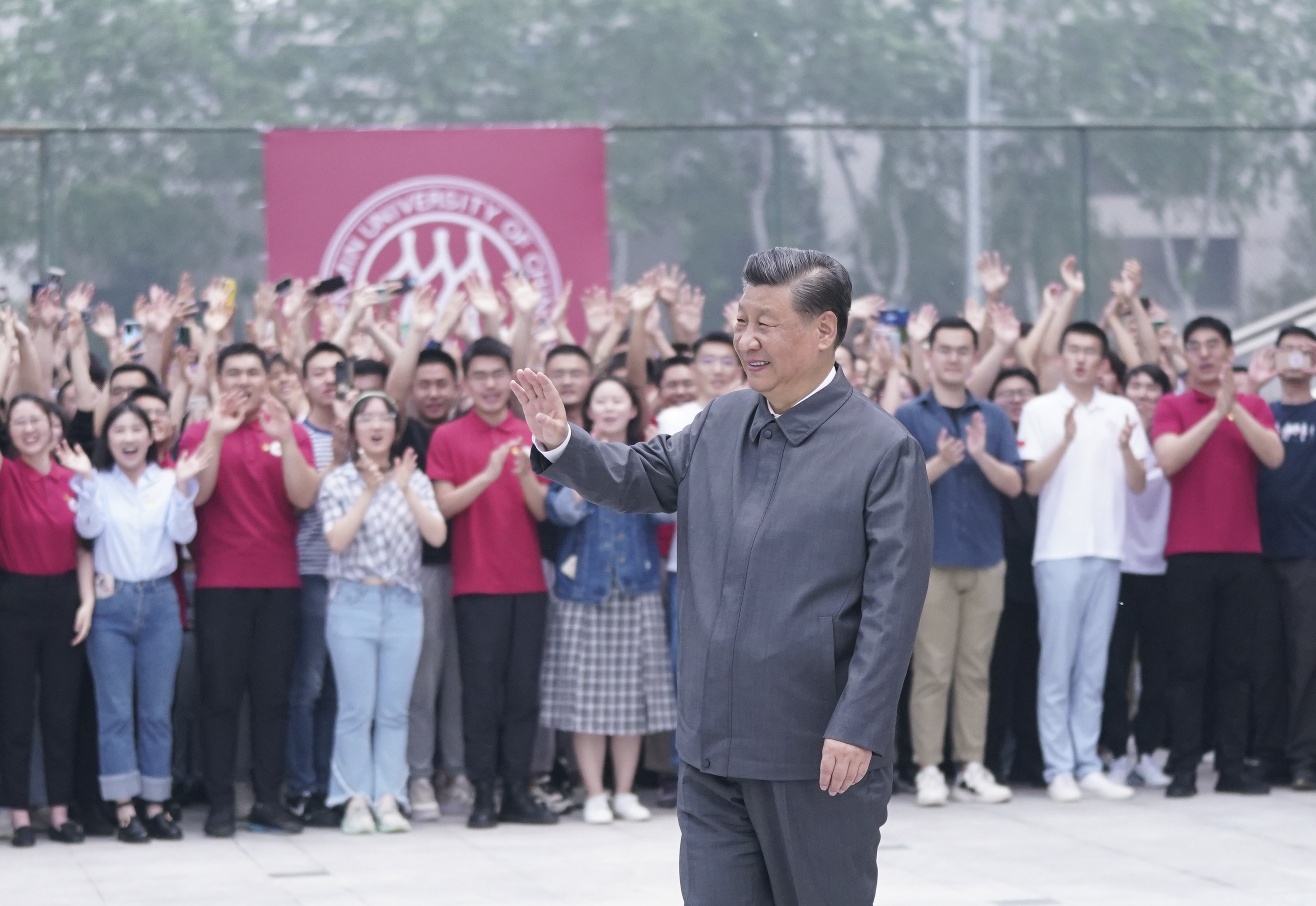 2022年4月25日，習(xí)近平總書記來到中國人民大學(xué)考察調(diào)研。這是習(xí)近平向師生們揮手致意。