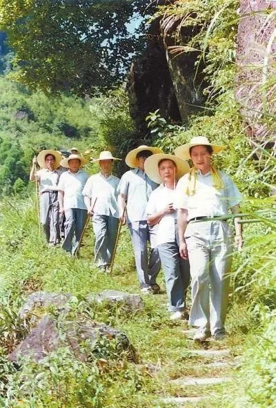 1989年7月，習(xí)近平在壽寧縣山村。