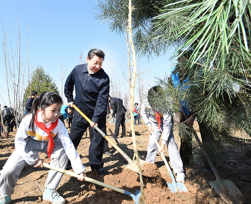 2015年4月3日，習(xí)近平總書記同大家一起植樹。
