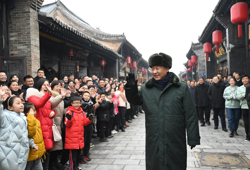 2022年1月27日，習(xí)近平總書記在平遙古城向現(xiàn)場(chǎng)群眾揮手致意。