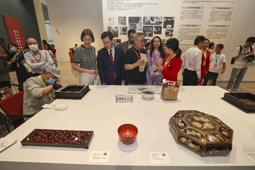 2023年5月28日，北京，推光漆器匠人為駐華使節(jié)展示技藝。