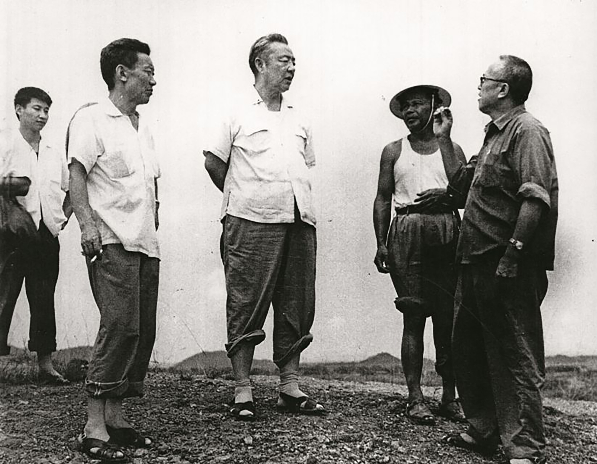 1978年8月5日，習(xí)仲勛（中）在廣東惠陽地區(qū)調(diào)研。左二為廣東省委農(nóng)村工作部副部長杜瑞芝，右一為惠陽地委書記李富林。 左一為當(dāng)時(shí)正在清華大學(xué)暑期的習(xí)近平。