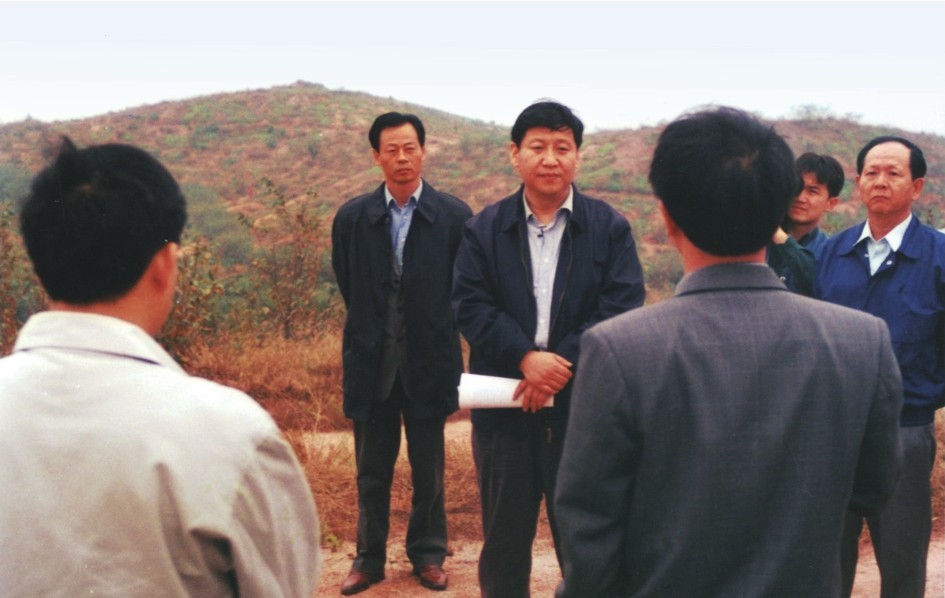 1999年11月，習近平在龍巖市長汀縣河田水土流失治理區(qū)調研。圖源：《習近平在福建（下）》